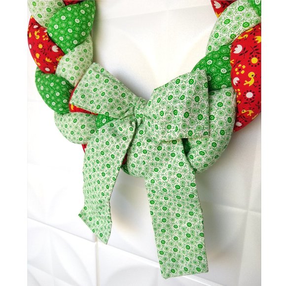 VTG 14" Braided Calico Christmas WREATH Cotton Cloth Red Green Country Cottage - Picture 3 of 9